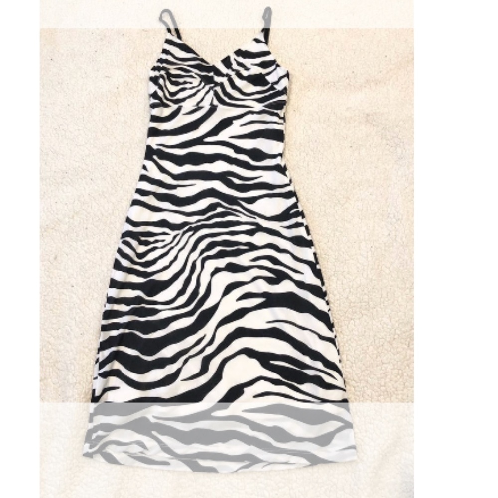 Guess zebra print fully lined slip Dress. Featuring a V-neck and adjustable shou